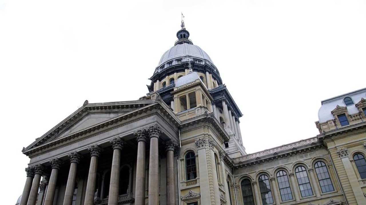 Illinois lawmakers race clock on Bears stadium mega-project deal