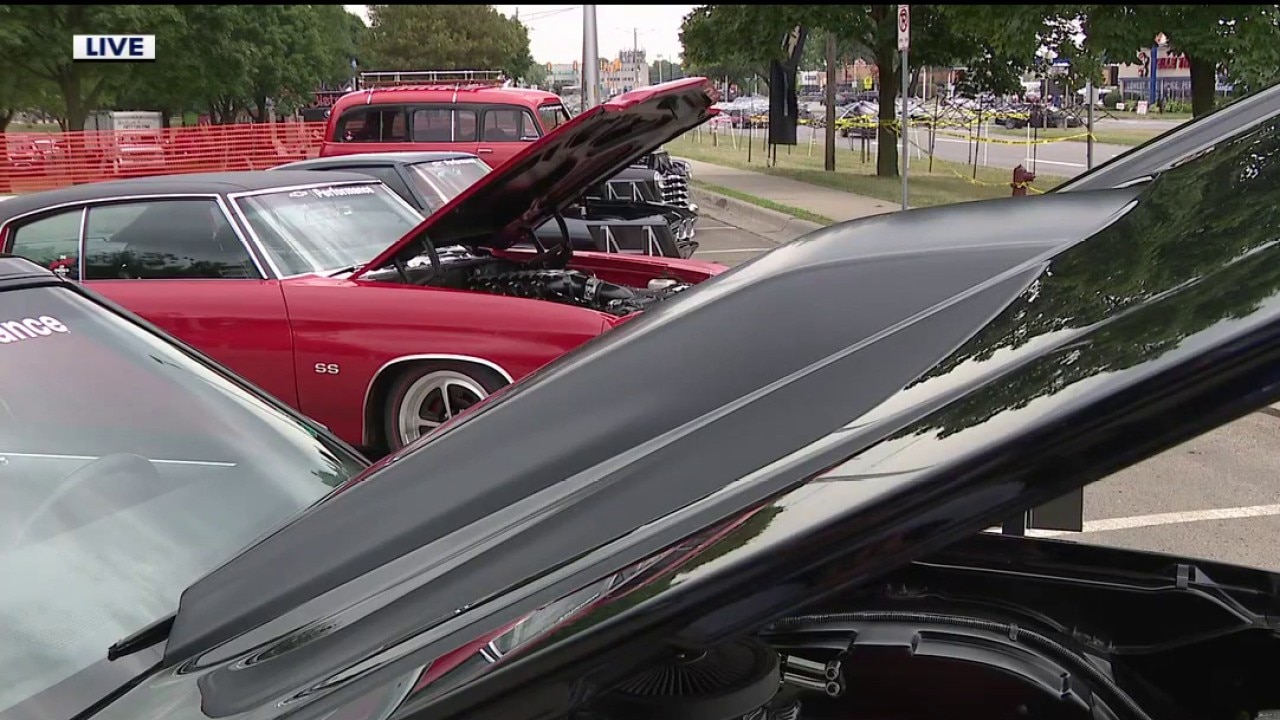 Woodward Dream Cruise approaches