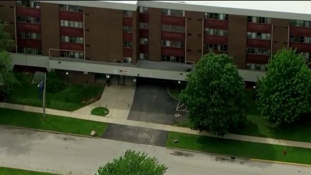 Months after asbestos forced them out, some Aurora apartment residents finally return home