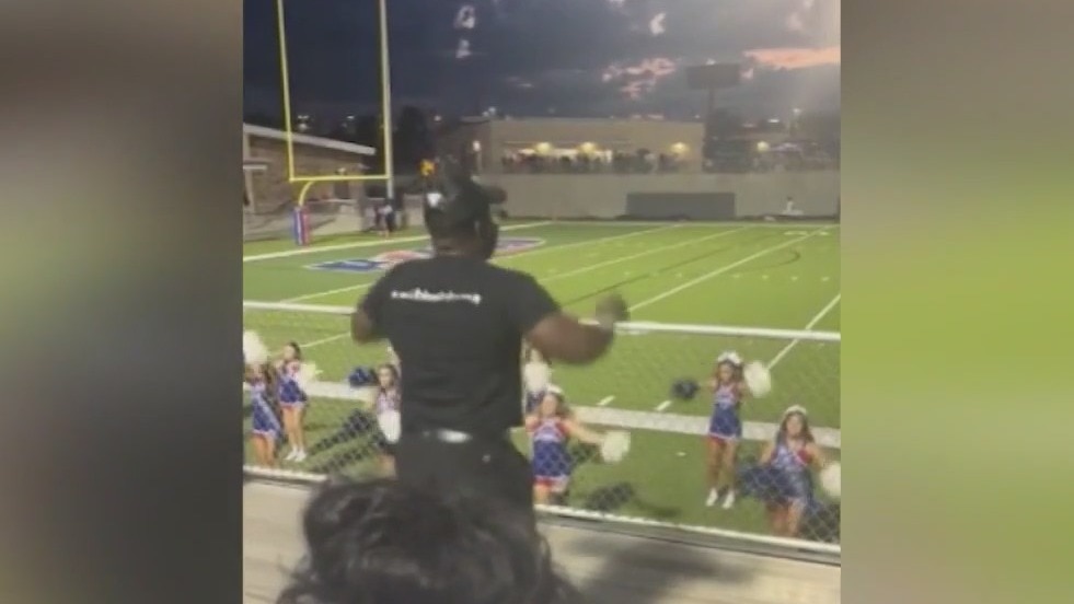 Cheerleading girl dad goes viral