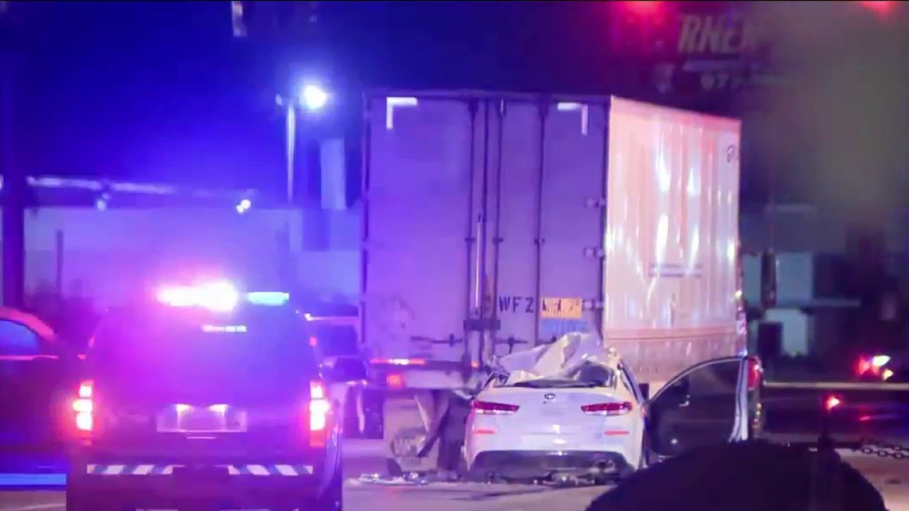 Deadly crash involving semi shuts down Phoenix intersection