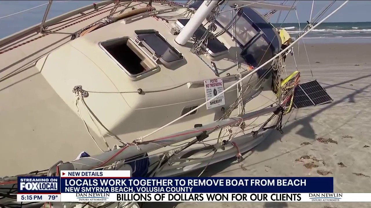 New Smyrna Beach locals work together to remove boat from beach