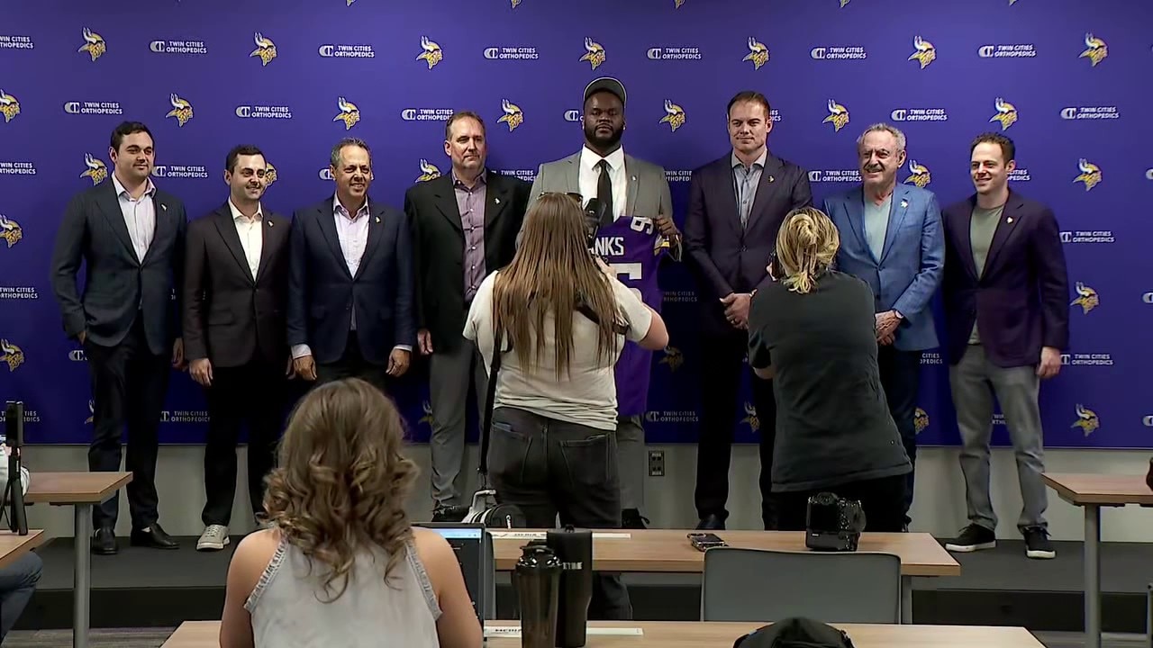 Caleb Banks challenges Vikings' reporter to rock paper scissors game