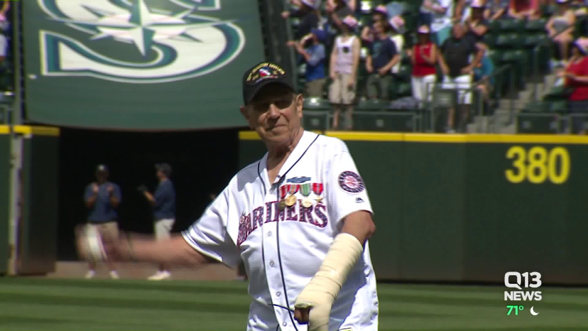 93-year-old World War II veteran throws out first pitch at M`s game