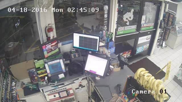 7 eleven robbery. entering the store case c16019401(1).avi