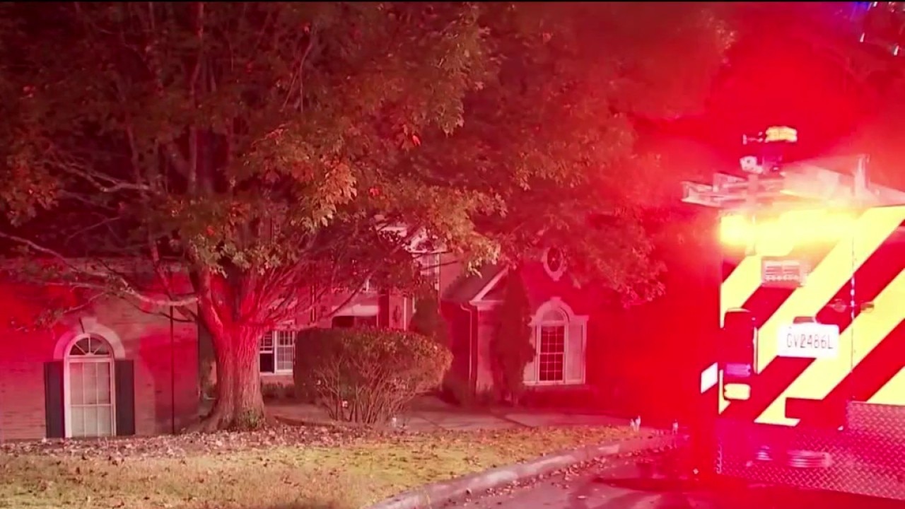 Residents escape overnight Roswell house fire