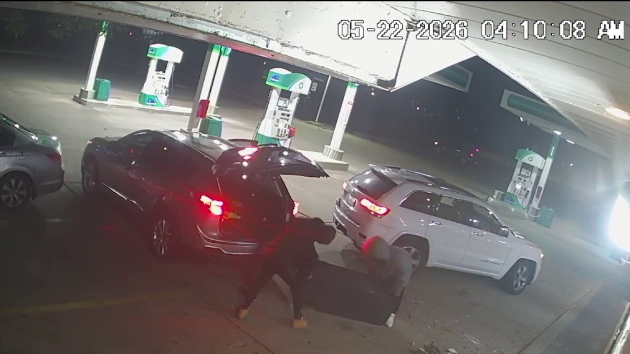 Video shows thieves steal ATM in latest Chicago smash-and-grab