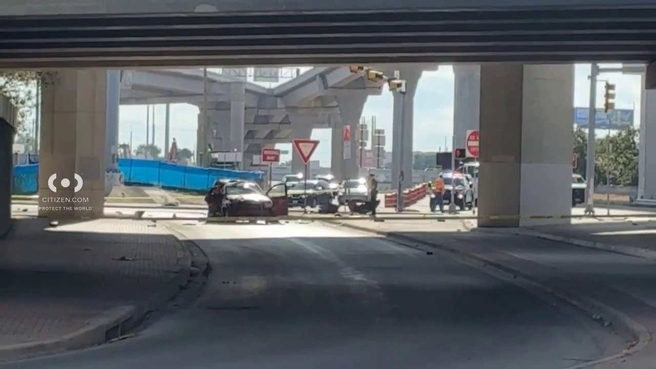3 injured in crash on I-35 service road