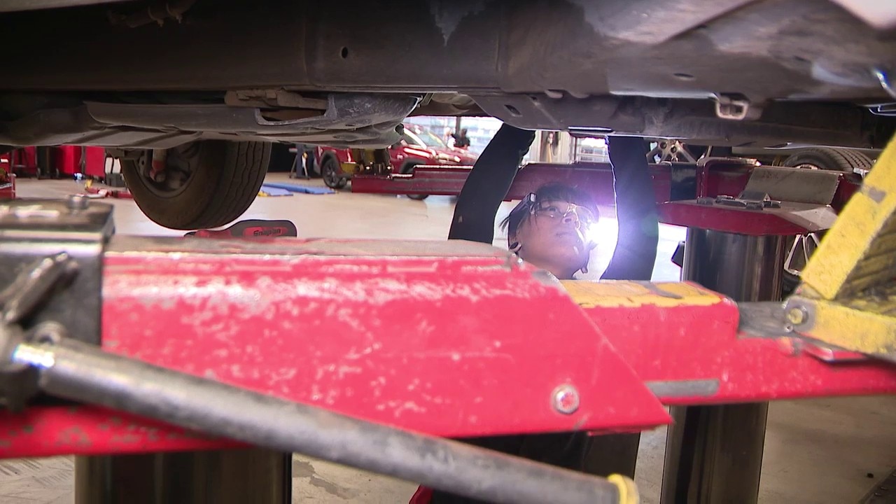 Female mechanic breaks automotive stereotypes