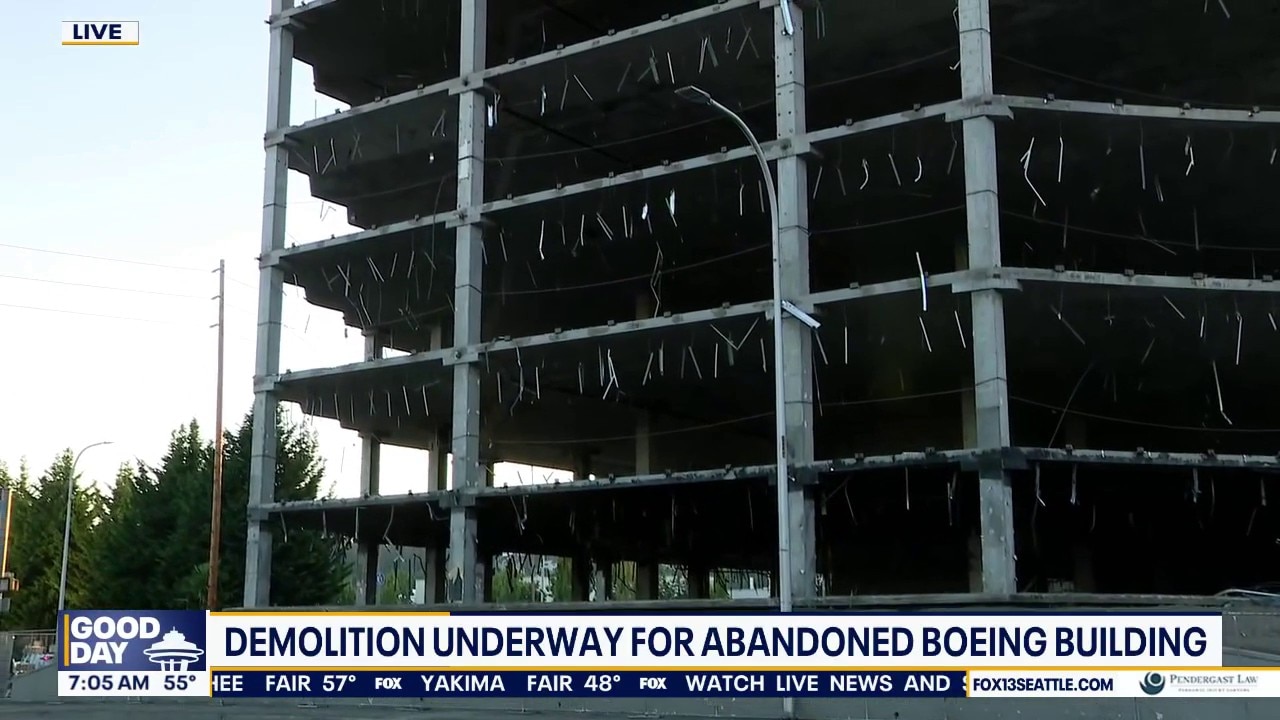Demolition underway for abandoned Boeing building in WA