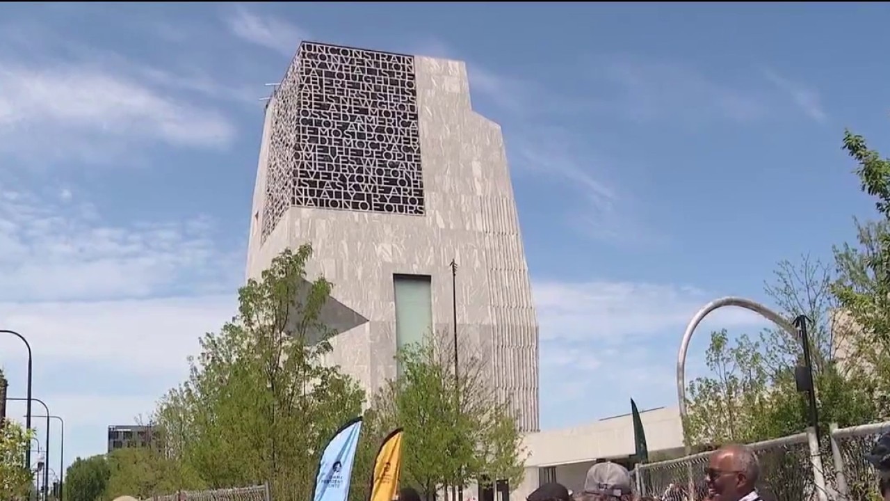 Obama fans get sneak peek of Obama Presidential Center