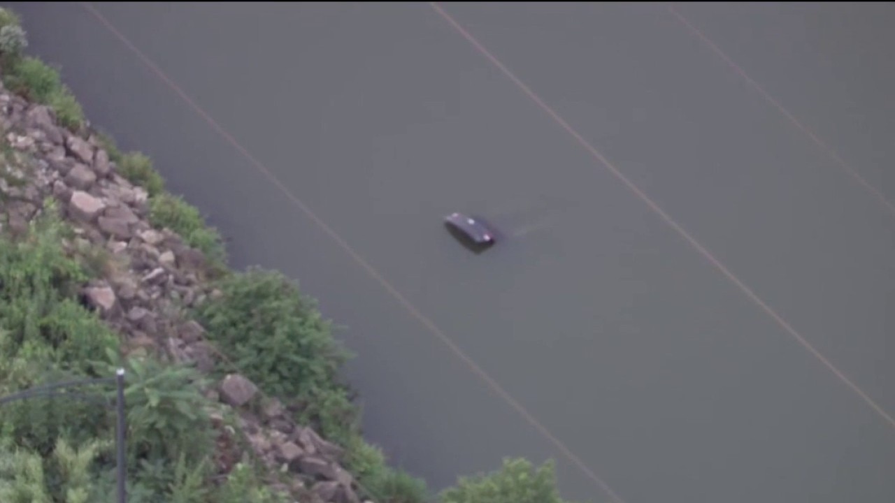 Man killed, woman missing after vehicle plunges into Little Calumet River