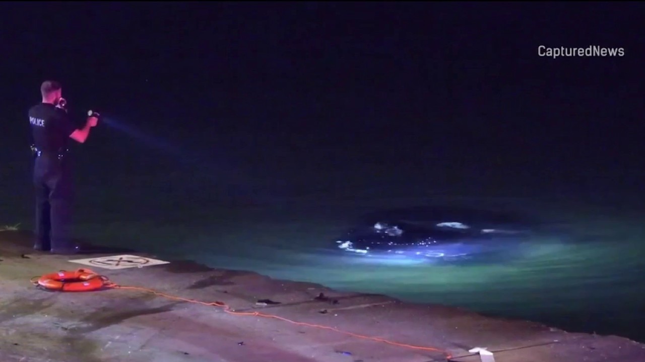 Car drives into Lake Michigan on Chicago's North Side, 3 hurt, police say