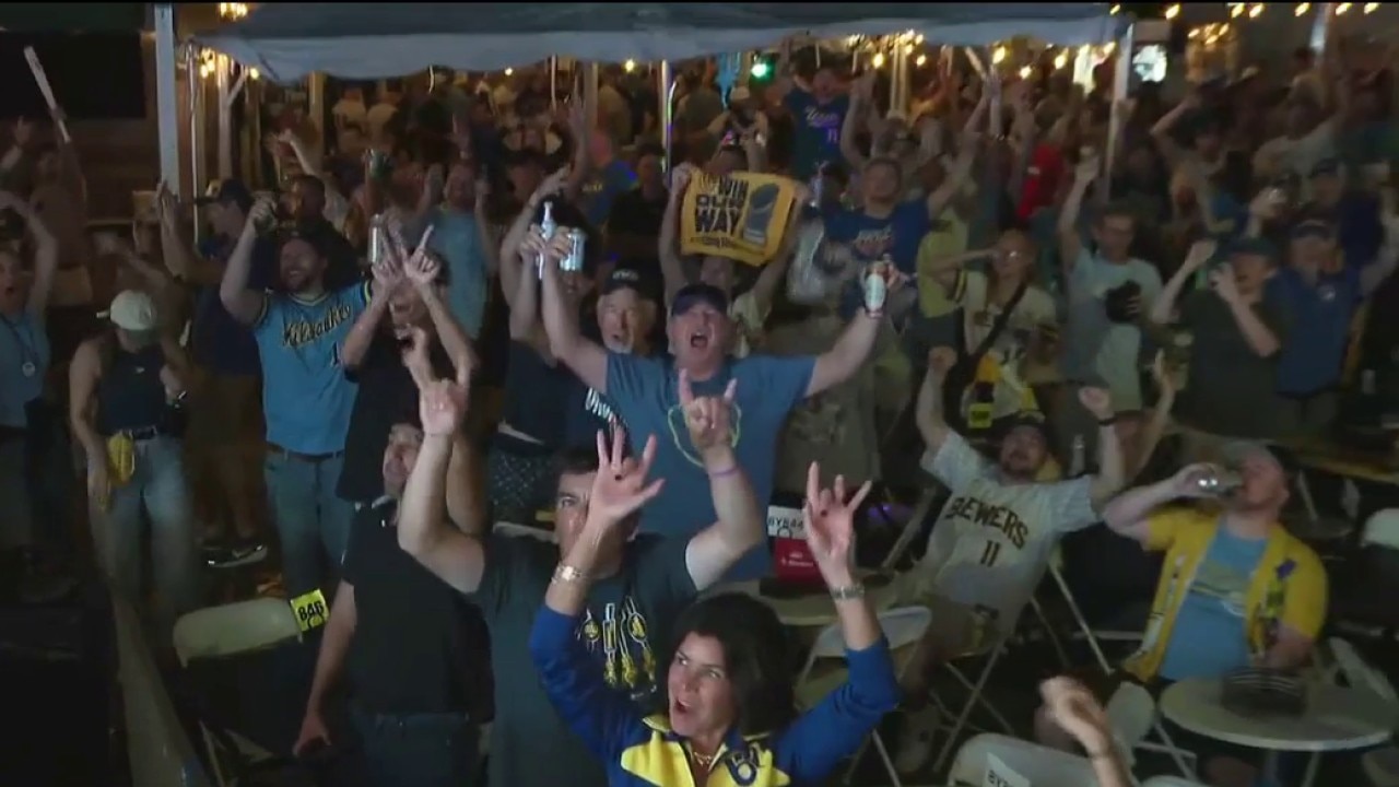 Brewers fans celebrate win at Ferg's