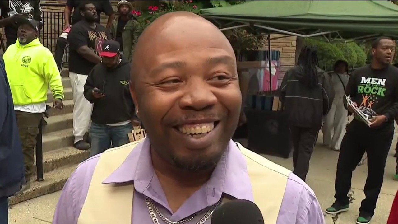 Hundreds of dads welcome students back to school in Chicago’s Austin neighborhood