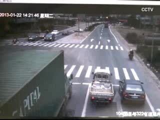 A motorcyclist had a very close call in eastern China