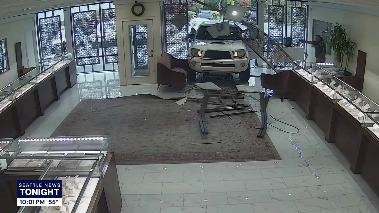 Lynnwood jewelry store owner shoots at suspects during attempted armed robbery
