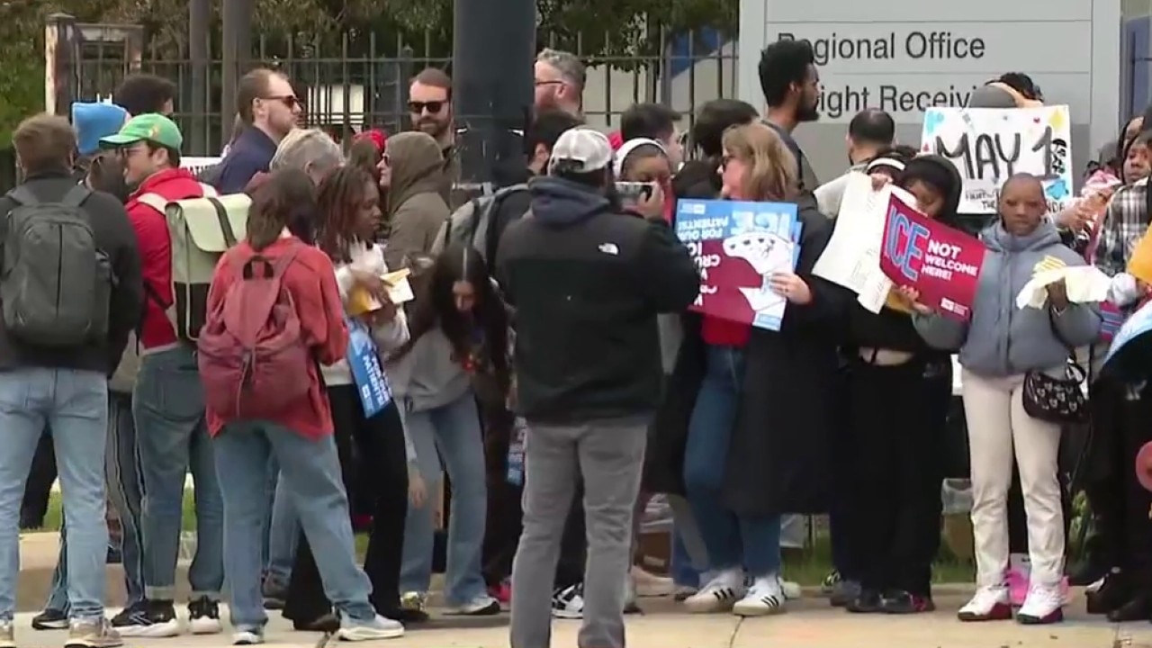 Chicagoans rally around May Day 