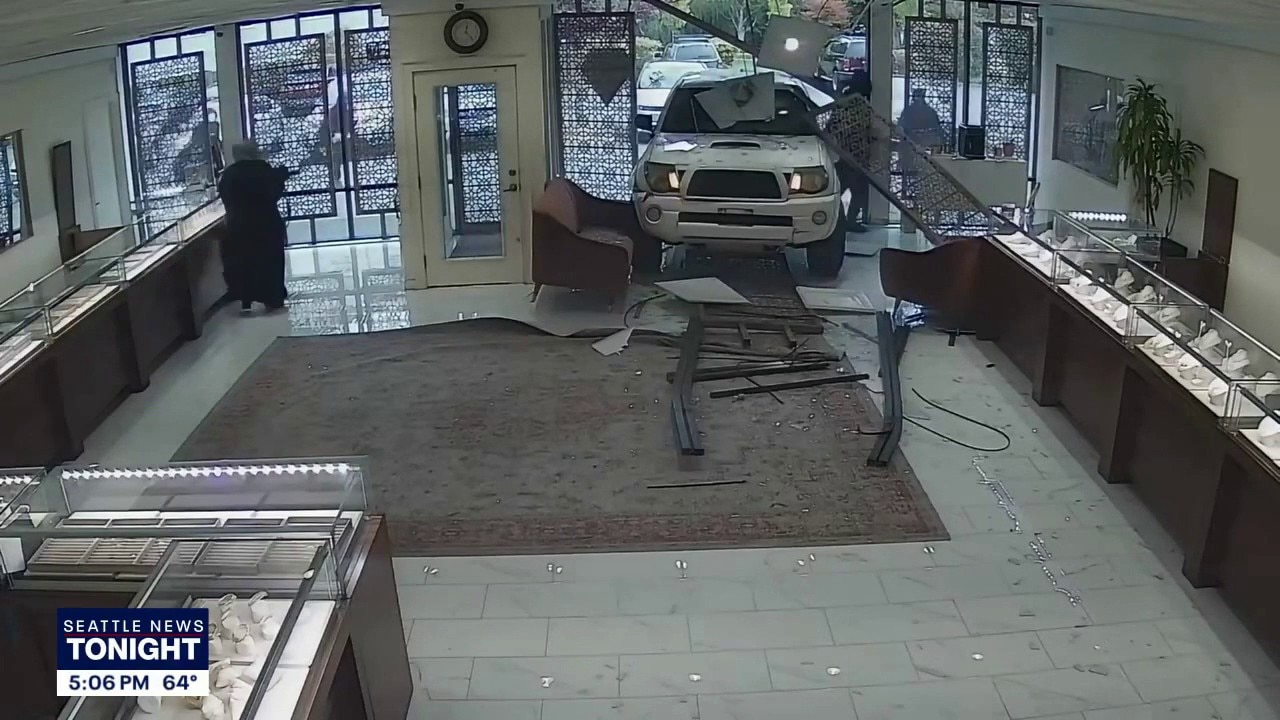 Lynnwood jewelry shop owner shoots at robbery suspects