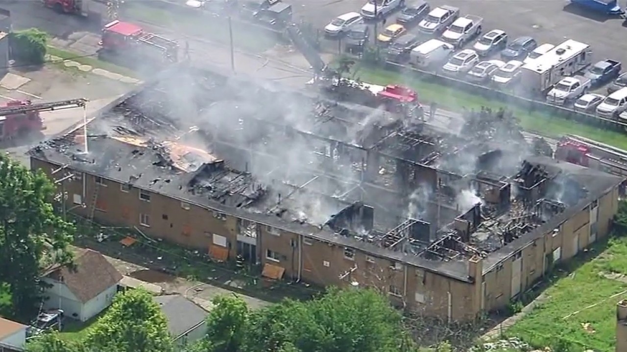 Fire destroys vacant apartment building on Detroit's west side