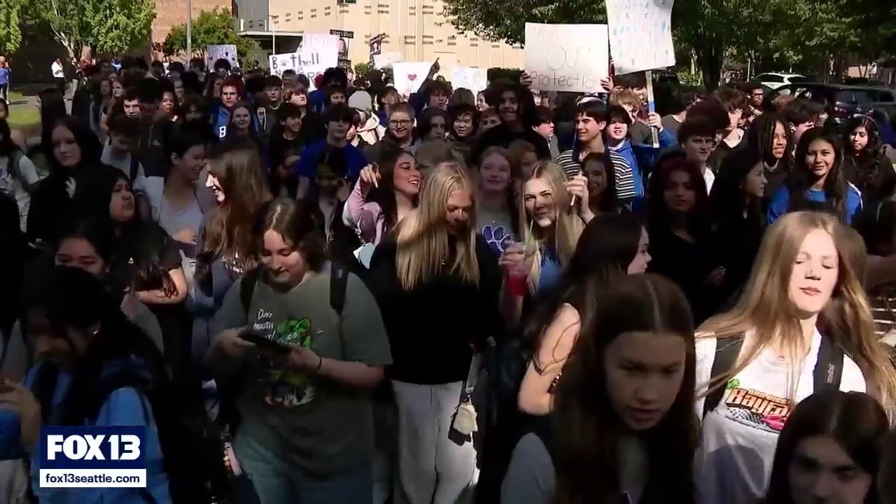 Bothell high school students demand school board resigns after SRO cut