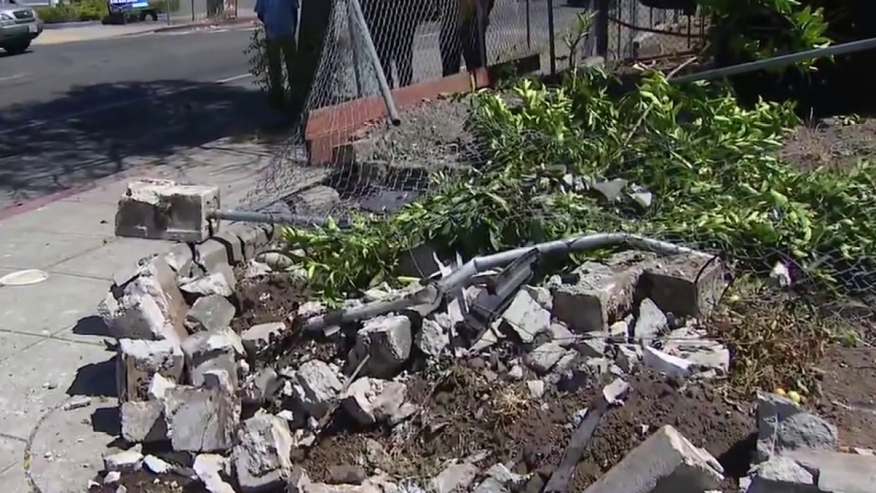 Oakland: 1 injured in Laurel District crash