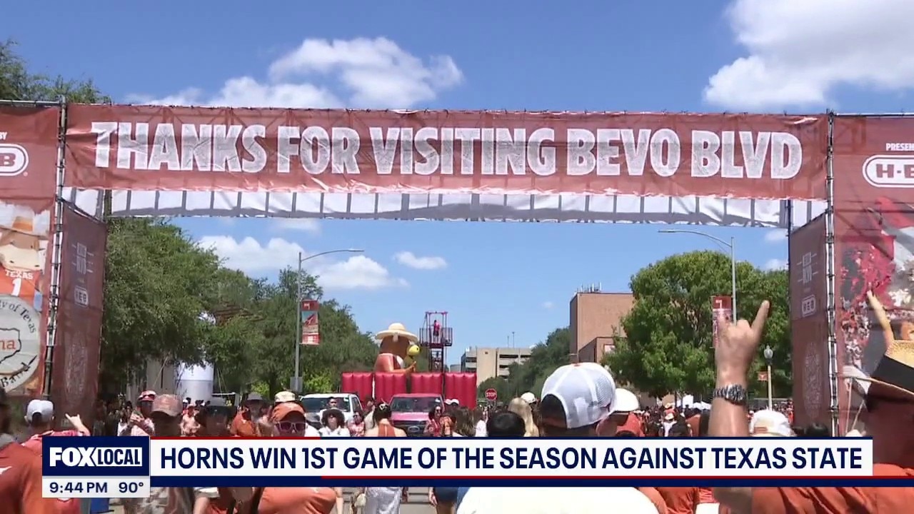 Texas Longhorns rolls past Texas State in season opener