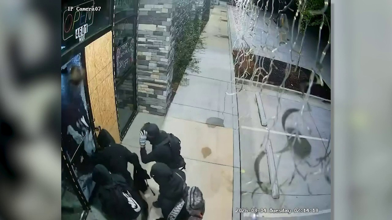 Burglars target Hoschton store twice in 3 days