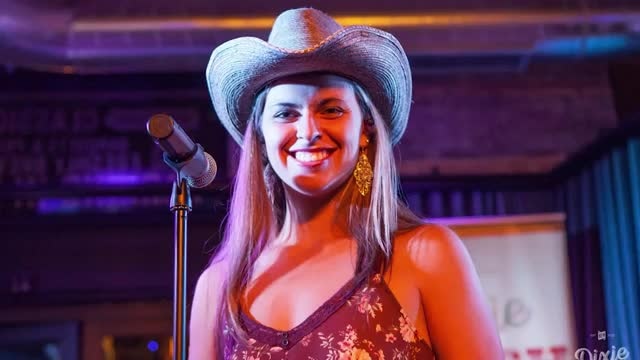 Country music singer Lindsey Renee Lagestee dies