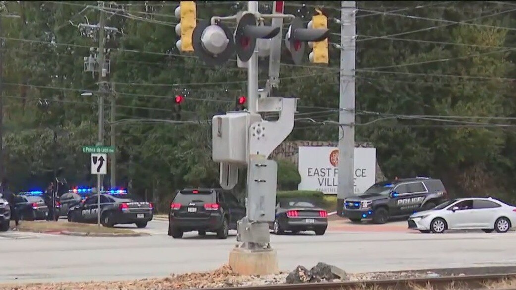 Police surround Stone Mountain area apartment complex