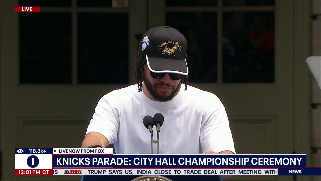 Knicks parade: Brunson gives Championship speech 