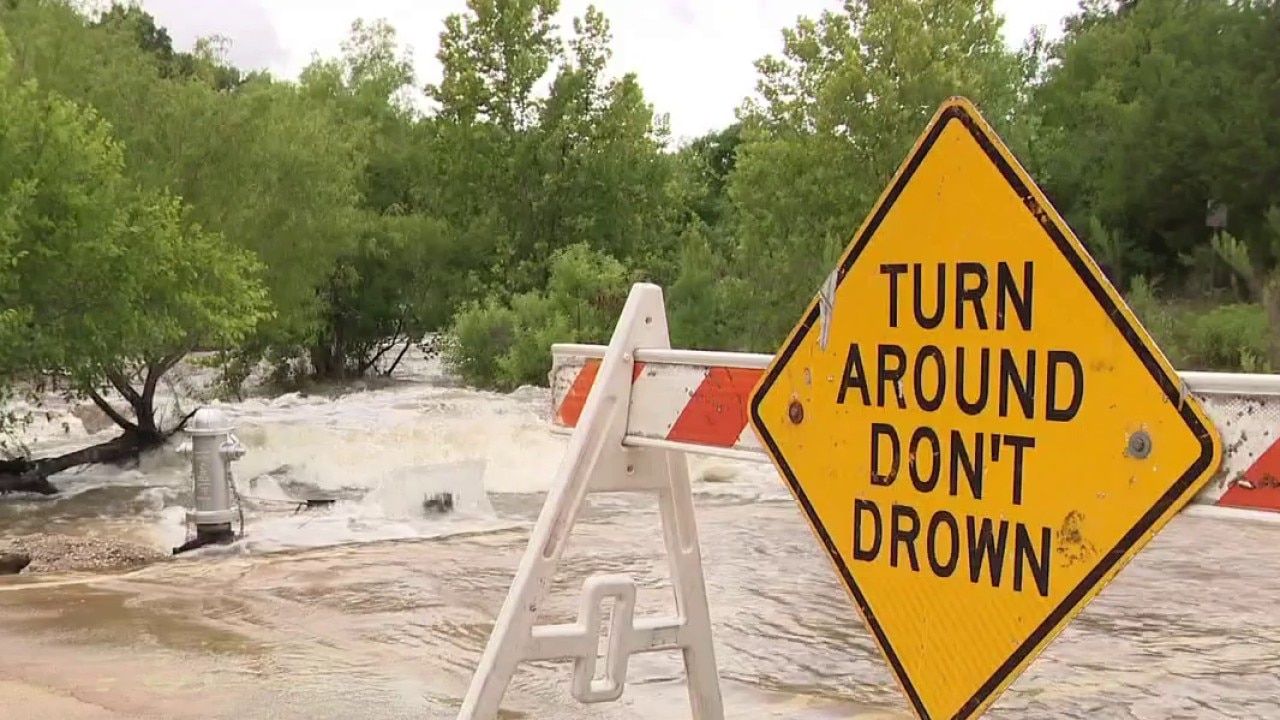 Heavy showers cause flash flooding in CTX