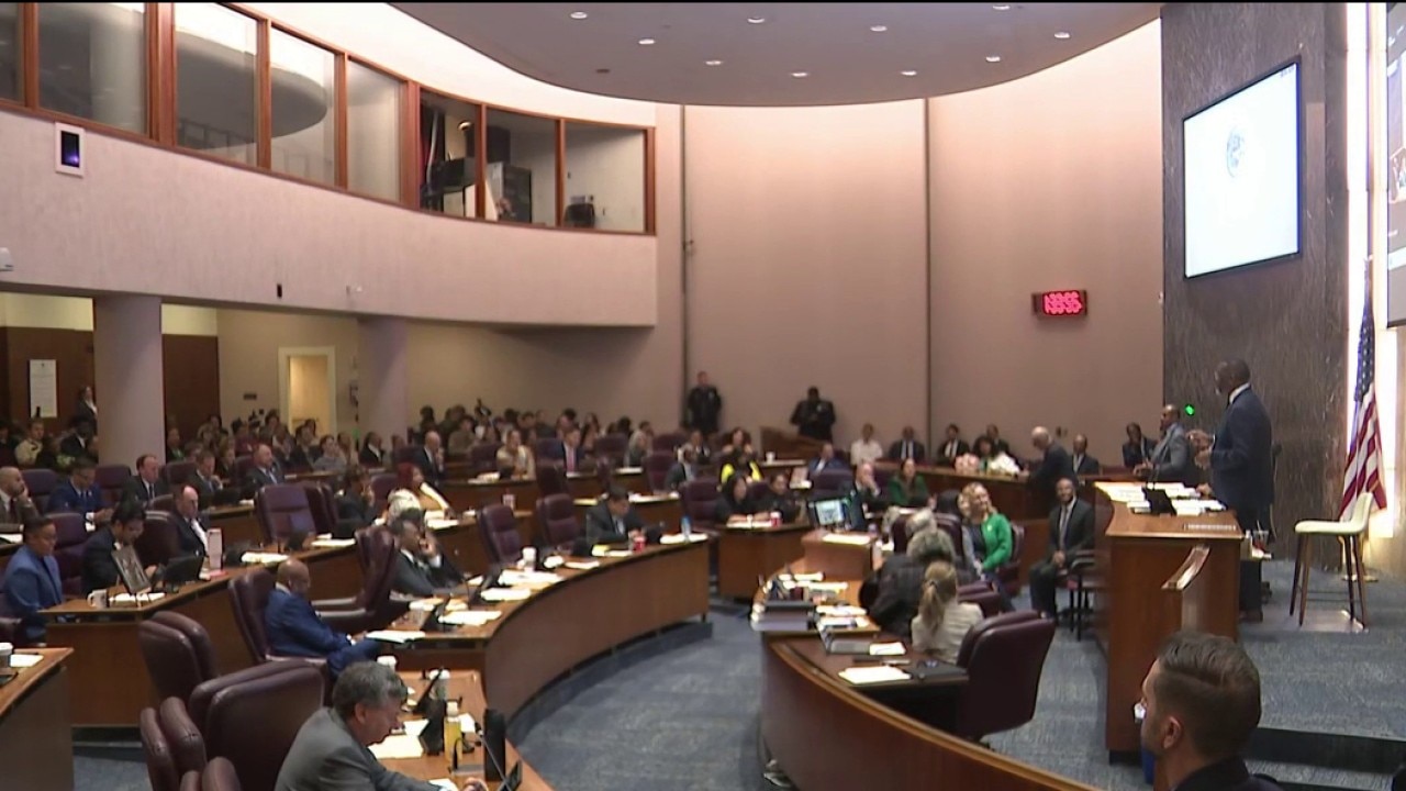 Chicago City Council approves parking meter lease sale