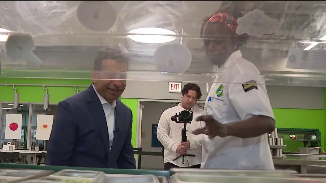 U.S. FDA Commissioner tours Chicago school