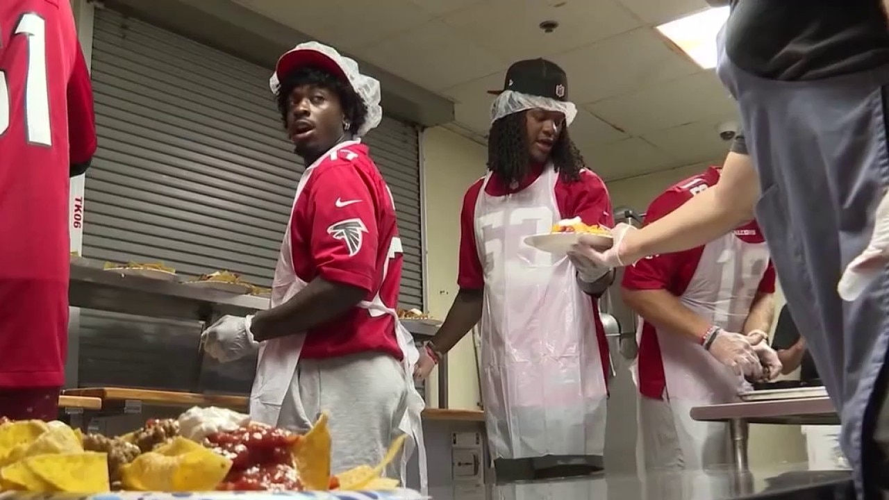 Falcons rookies serve meals at Atlanta shelter