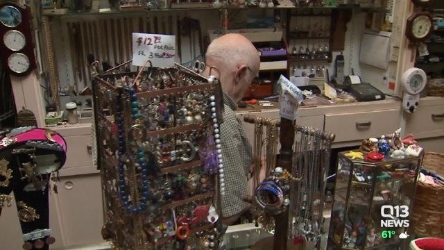 Thieves break into jewelry store vault in Bothell