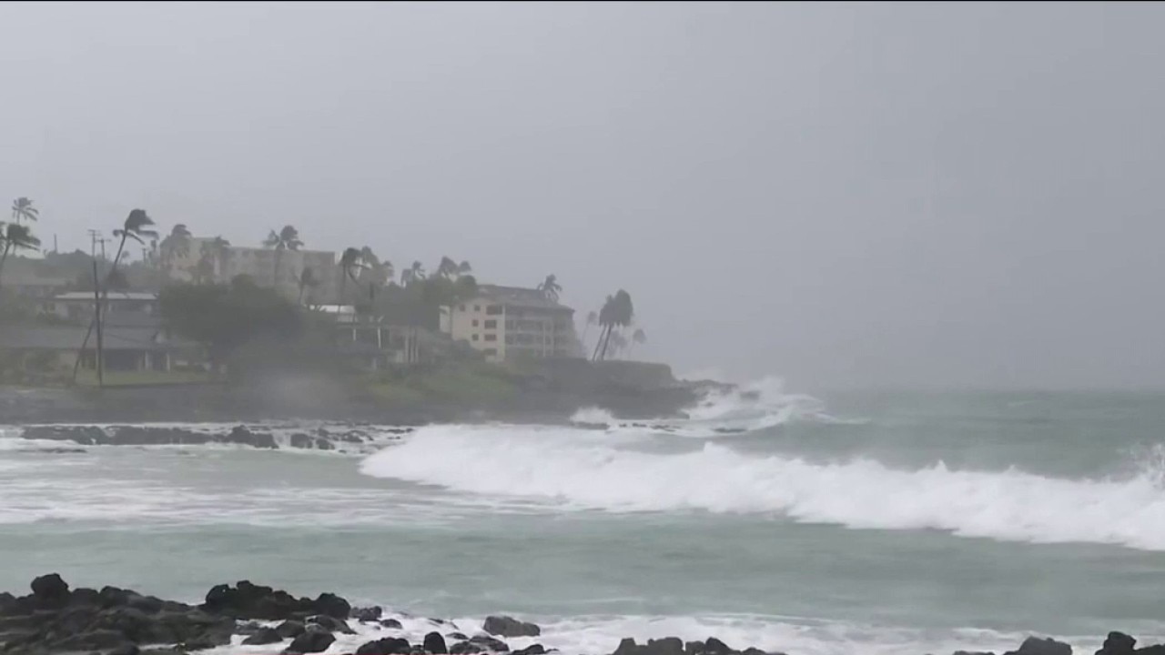 Hurricane Lowell battles Hawaii's western islands