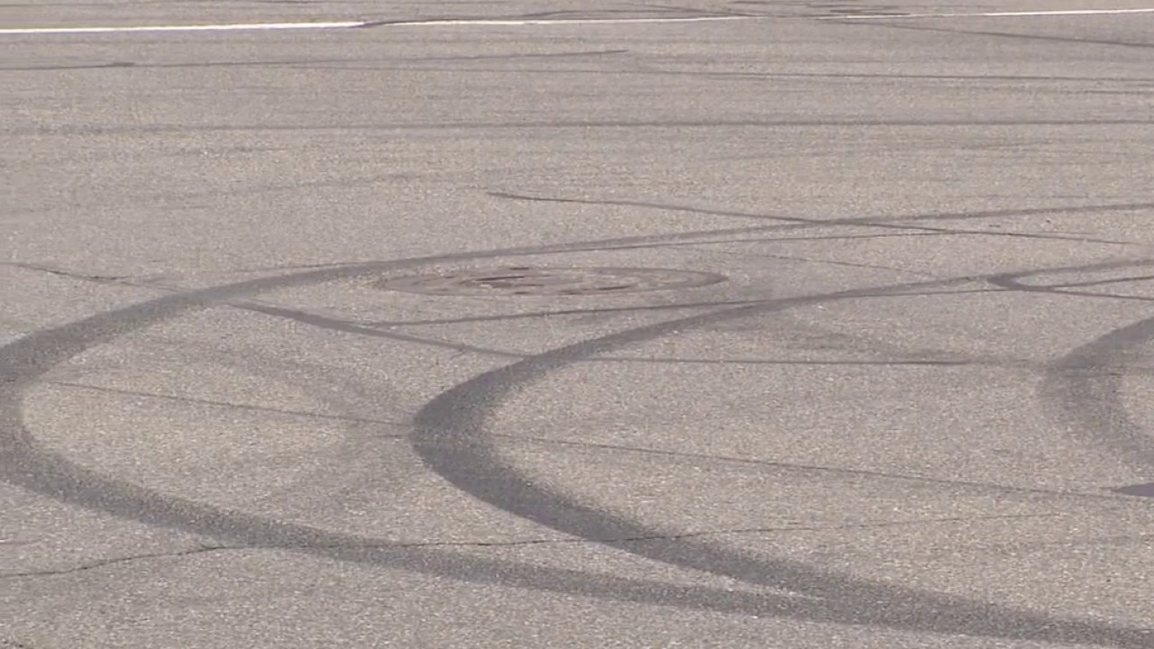 Chaotic drag race scene in Detroit has police investigating