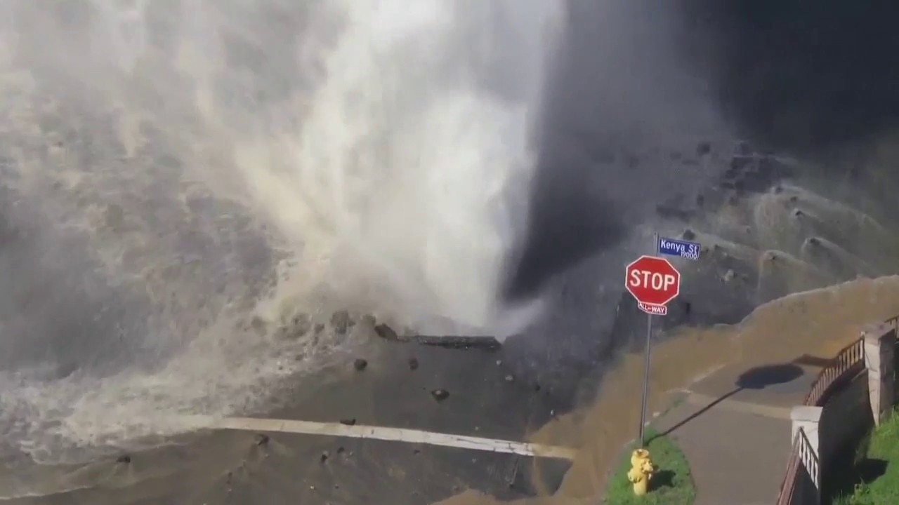 Massive water main break in Porter Ranch