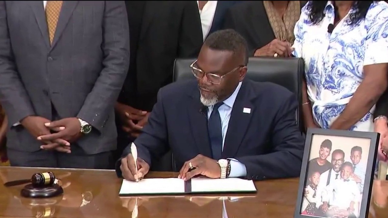 Chicago mayor signs executive order tightening city gun purchasing rules