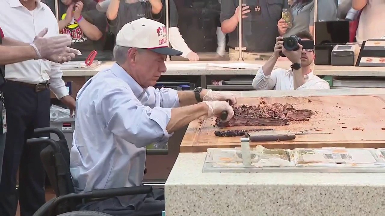 Buc-ee's San Marcos opening: Governor chops brisket