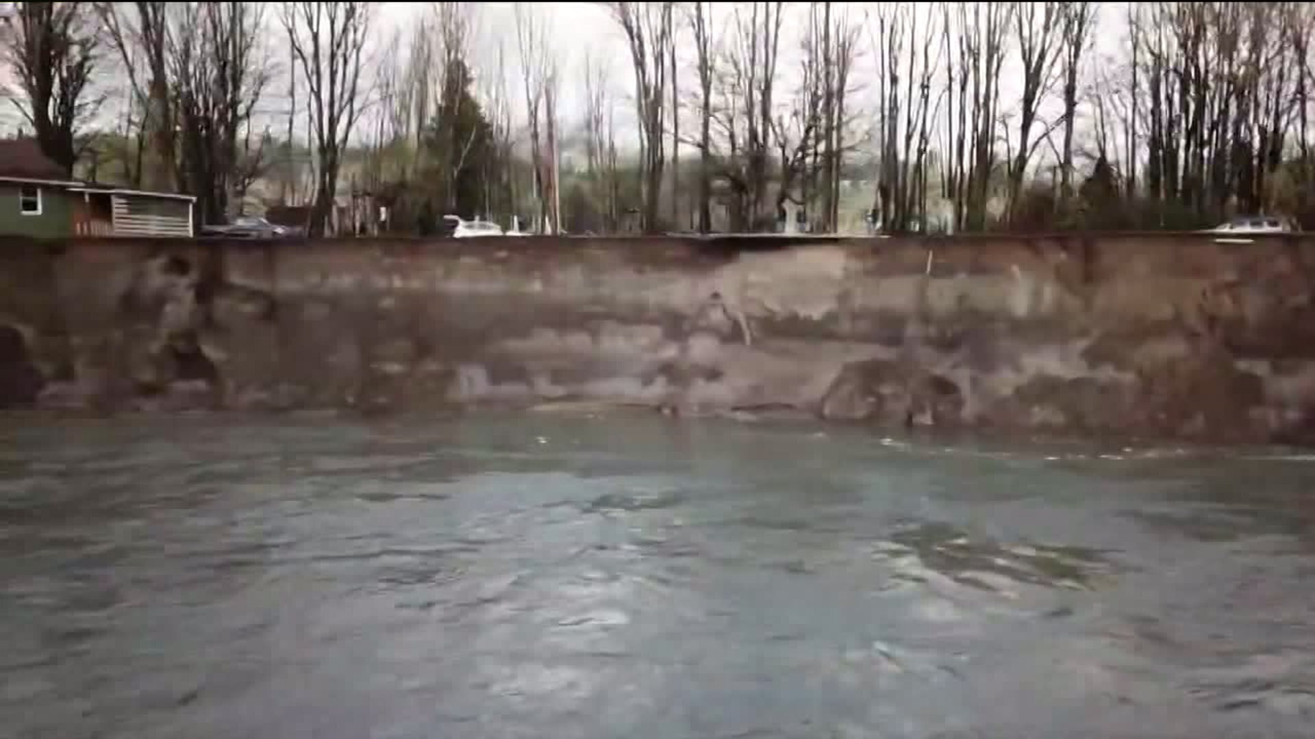 Army Corps. scrambles to protect town from potential flood waters