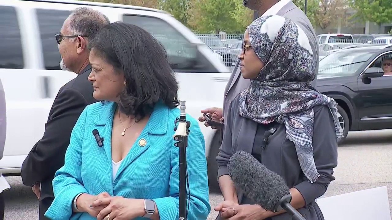 Watch the moment a van carrying ICE detainees arrives at Whipple Federal Building