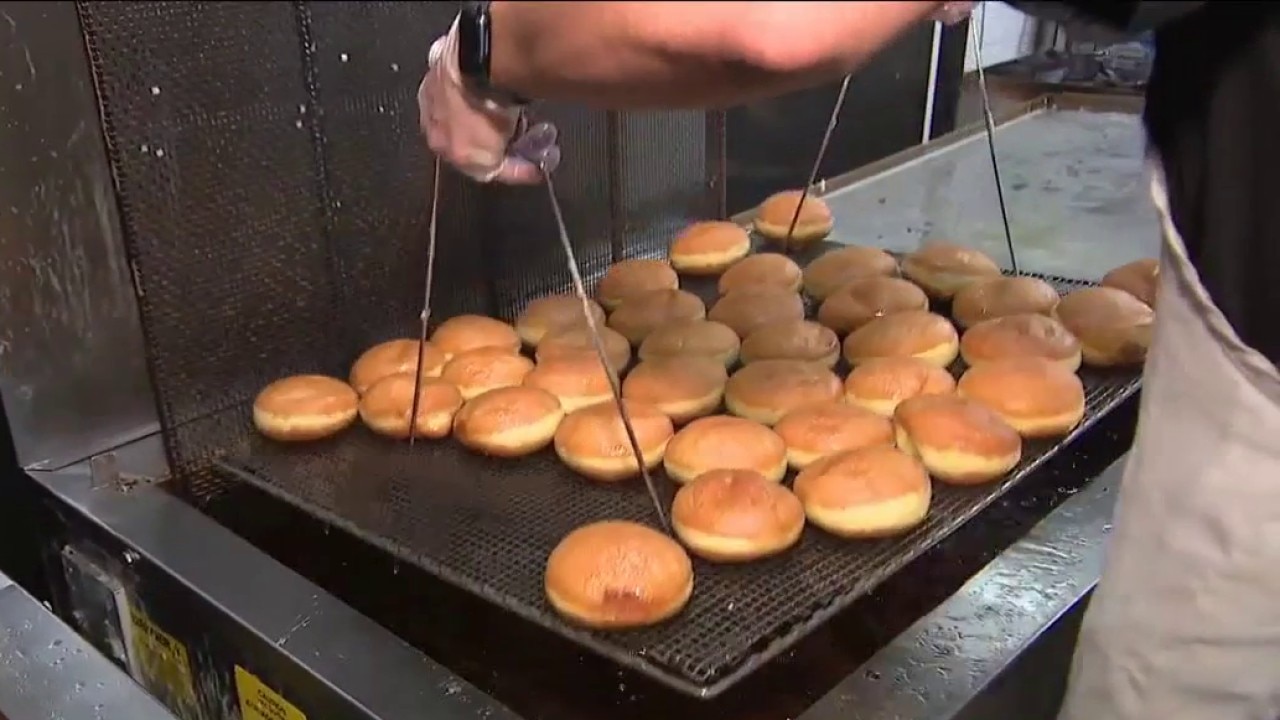 What separates pączki from doughnuts?