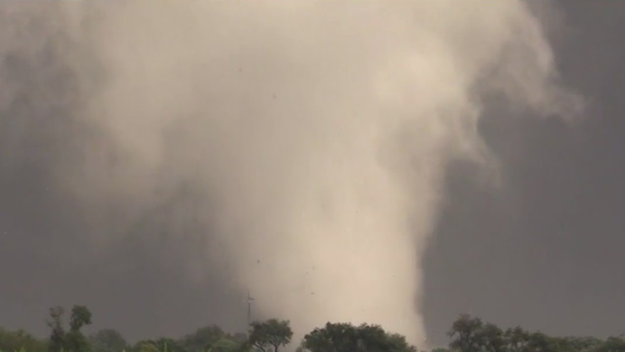 Extreme storm chaser tracks Illinois severe weather | ChicagoLIVE