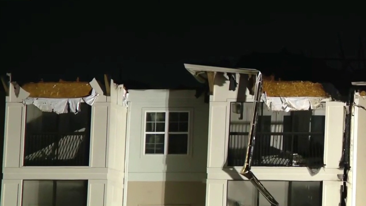 Apartment fire displaces 400 people 