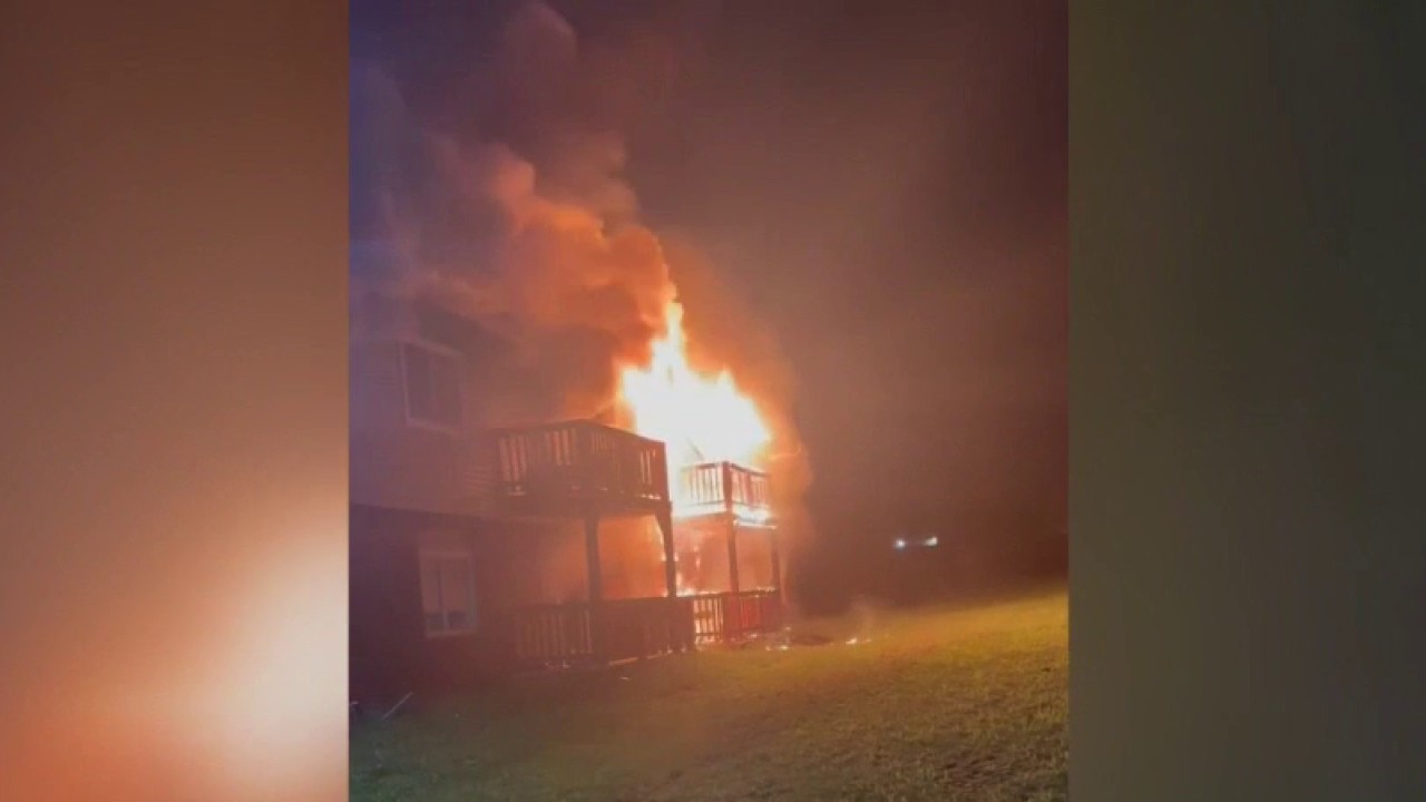 Milwaukee apartment fire; 5 jump, 6 rescued