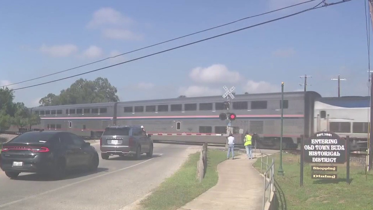 Car hit by train in Buda