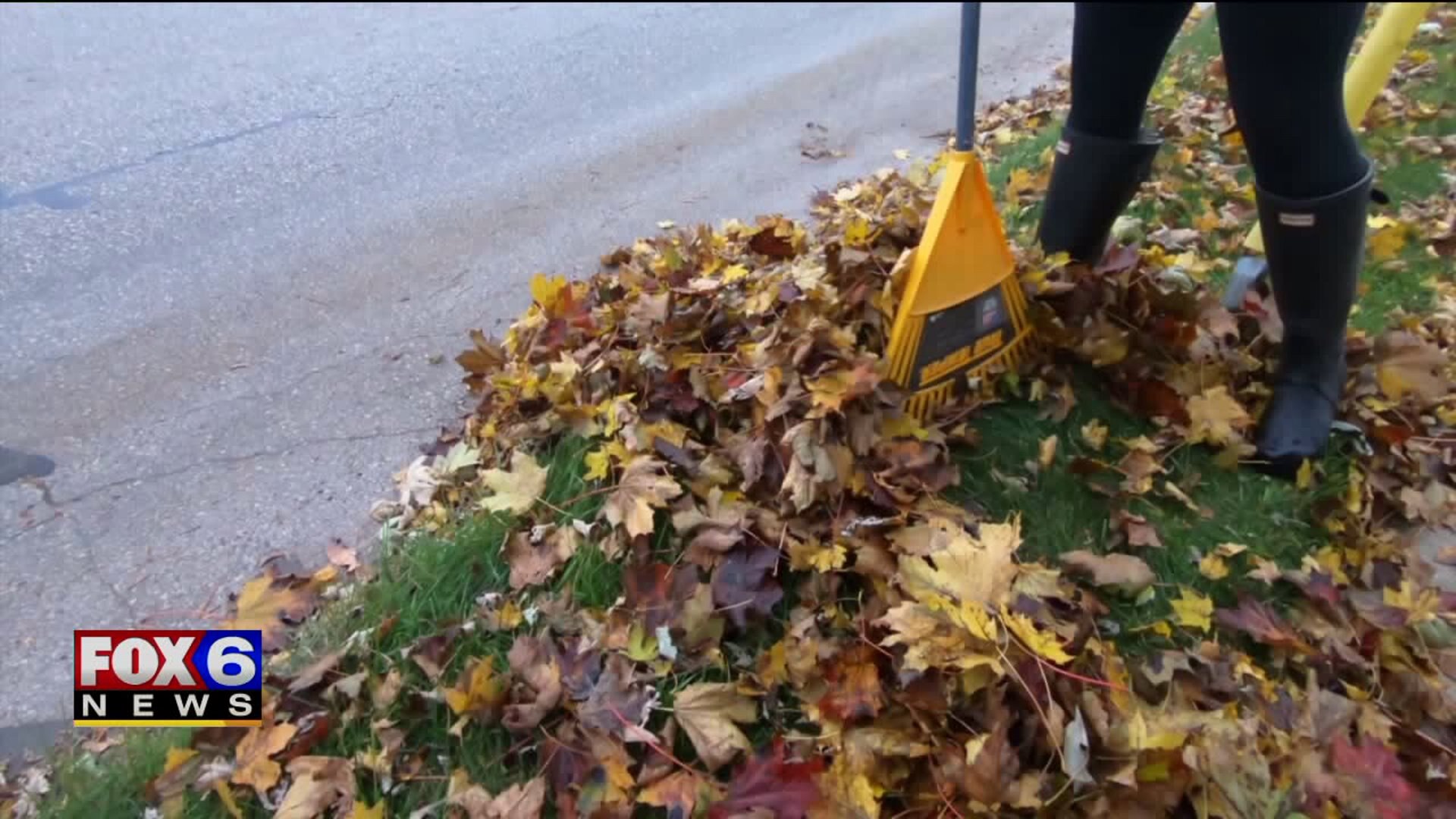 Homeowners, city crews clear leaves ahead of snow