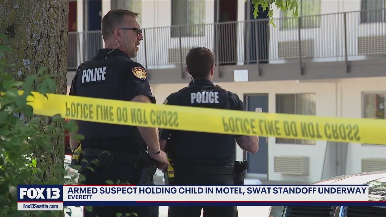 SWAT standoff with armed man continues at Everett Motel 6 | FOX 13 Seattle